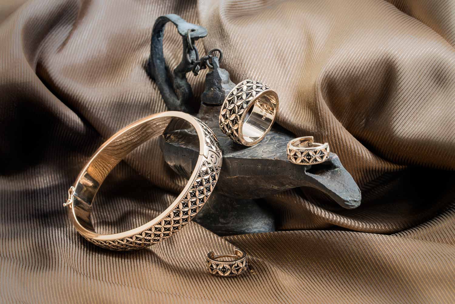 دستبند سیاه قلم